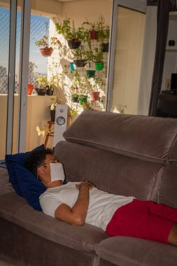 Koronavirüse karşı koruyucu maske takan adam karantinada..