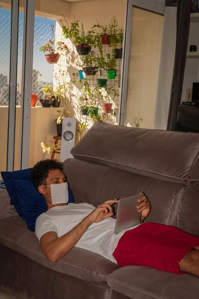 家の隔離でコロナウイルスに対する保護マスクを身に着けている男 — ストック写真