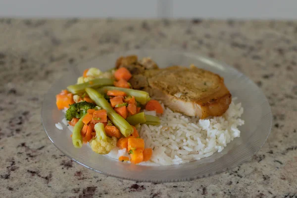 カウンターでご飯と豆と豚の肋骨と皿 ブラジルの文化食品 — ストック写真
