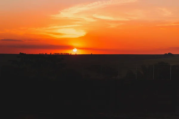 農場風景のオレンジ色の空の夕日 — ストック写真