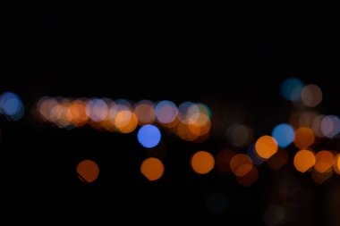 Siyah arka planda Bokeh şehri ışıkları. Renk örtüsü ışık deseni