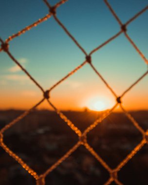 Gün batımı Bokeh bulanık şehir arkaplanı.