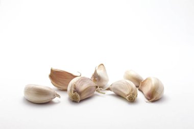 beyaz üzerine sarımsak