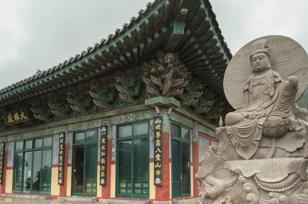 Buddhistický chrám a socha na úpatí Seongsan Ilchulbong Peak — Stock fotografie