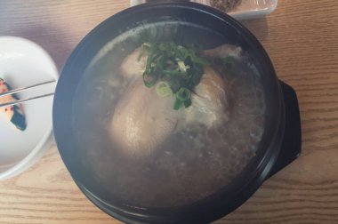 Kaynayan Samgyetang 'ın yukarıdan görünüşü