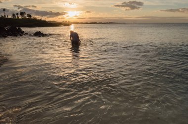 Baba ve çocuğu Jeju 'da Susnet' te.