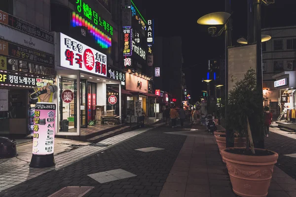 Osvětlené tabule nočních klubů a barů ve městě Jeju — Stock fotografie
