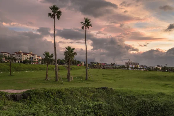 Hamdeok Sahili yakınlarındaki binalar ve park — Stok fotoğraf