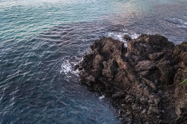 Mar con rocas de lava en Jeju — Foto de Stock
