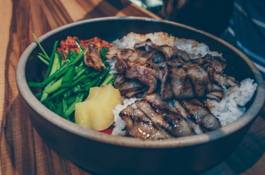 Kızarmış bbq domuz parçaları ve pilav.