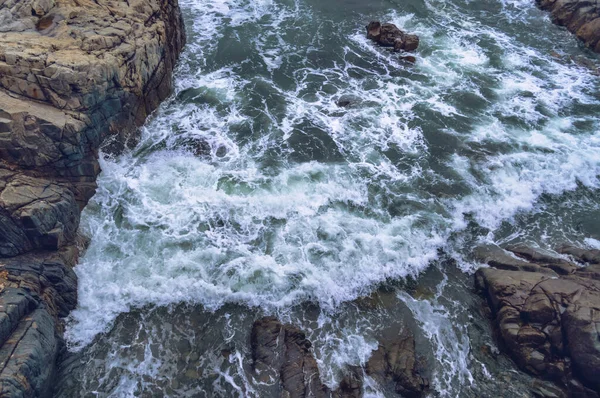 Vista Desde Arriba Sobre Las Agitadas Olas Del Mar Chocando — Foto de Stock