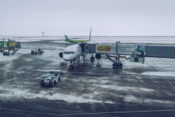 Nur-Sultan, Kazakistan, 04 Ocak 2020: Soğuk kış günü havaalanı işçileri tarafından yönetiliyor.