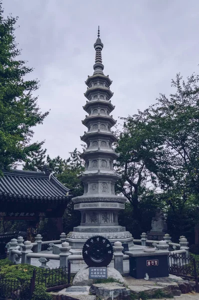 2019年9月12日 曇りの空をした龍光寺の交通安全祈願塔 — ストック写真