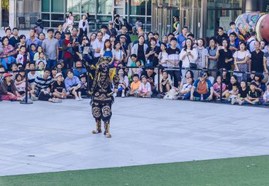 Busan, Güney Kore, 13 Eylül 2019: Koreli sanatçı Bian Lian - Eski Çin dramatik sanatı bir yüzden diğerine geçtiğinde