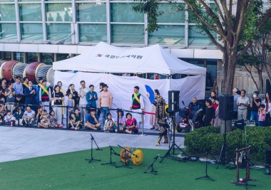 Busan, Güney Kore, 13 Eylül 2019: Koreli sanatçı Bian Lian 'ın görünümü - Sanatçı bir yüzden diğerine geçtiğinde antik Çin dramatik sanatı