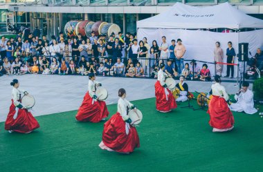 Busan, Güney Kore, 13 Eylül 2019: Hanbok 'ta davullarıyla dans eden Koreli dansçılar