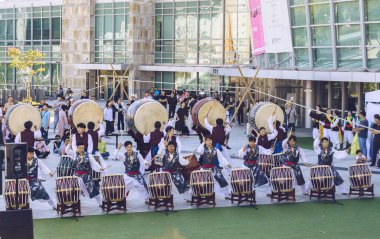 Busan, Güney Kore, 13 Eylül 2019: Koreli geleneksel davulcuların küçük ve büyük davullarda performansı