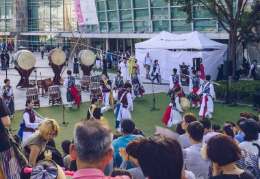 Busan, Güney Kore, 13 Eylül 2019: Geleneksel Koreli davulcuların Chuseok bayramındaki performansı 
