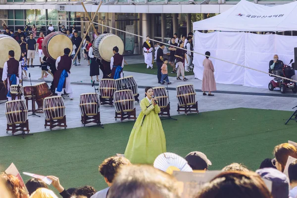 Busan, Güney Kore, 13 Eylül 2019: Hanbok 'ta geleneksel Koreli kadın şarkıcının performansı