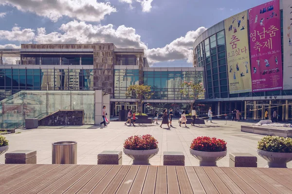 Busan, Güney Kore, 13 Eylül 2019: Ulusal Busan Gugak Merkezi yakınlarındaki Chuseok 'a adanmış gösteriye yürüyen insanlar