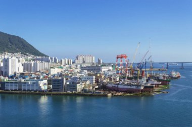 Güneşli bir günde Busan 'ın gemi ve şehir manzaralı rıhtımına yukarıdan bak