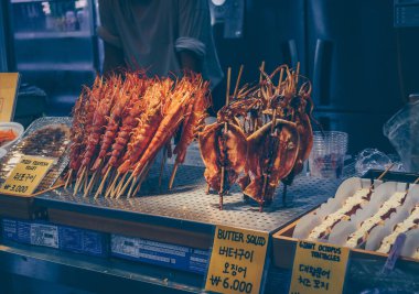 Kore sokak yemekleri satan satıcı. Kalamar, karides ve diğer deniz ürünleri lezzetleri.