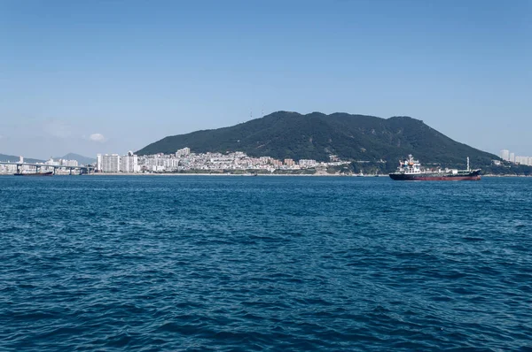 Busan 'ın deniz, gemi, dağ ve gökyüzü manzarası