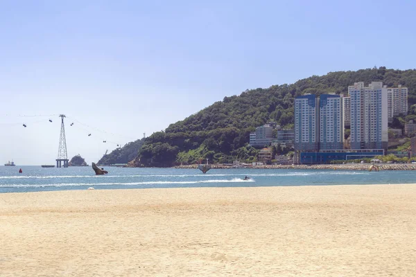 晴れた日に釜山の松島ビーチから海とケーブルカーで見る — ストック写真