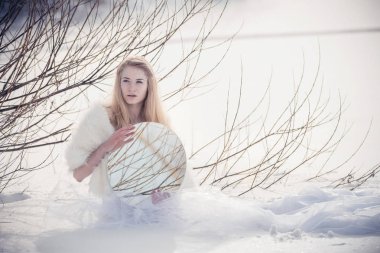 Karda güzel muhteşem sarışın kız