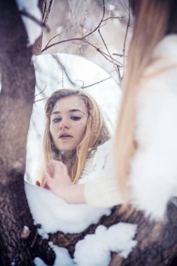 Karda güzel muhteşem sarışın kız