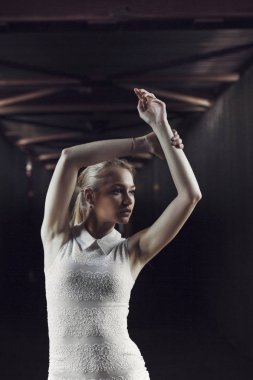 güzel sarışın kız bir yaya Tüneli'nde