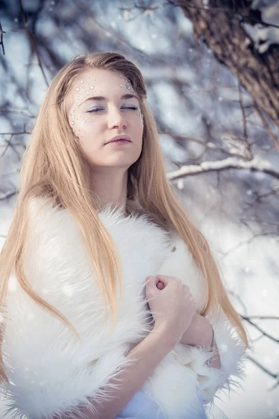 Vakker, flott blond jente i snøen – stockfoto