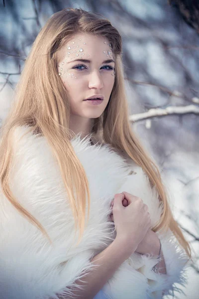 Bella favolosa ragazza bionda nella neve — Foto Stock