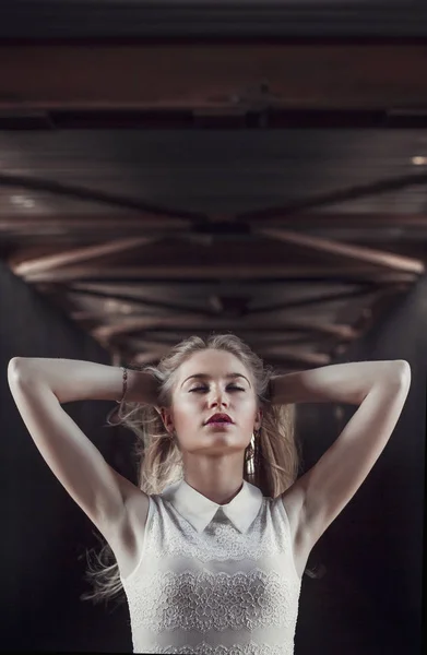 Bella ragazza bionda in un tunnel pedonale — Foto Stock