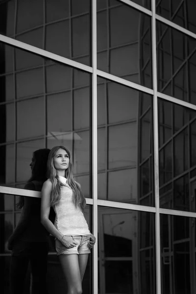 Menina bonita no fundo do reflexo na janela. foto preto e branco — Fotografia de Stock