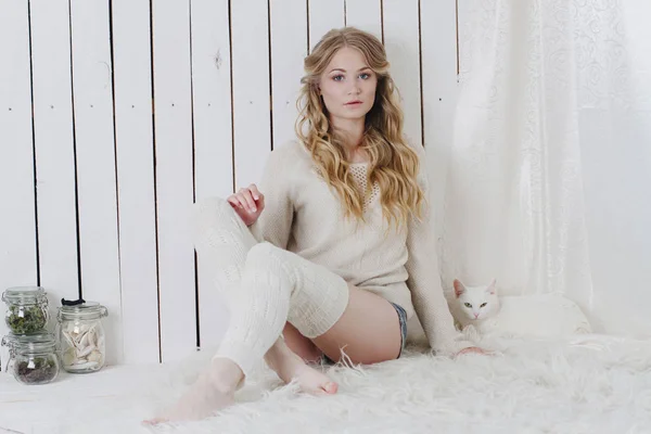 Vakker, sexy blondine som sitter med katten – stockfoto