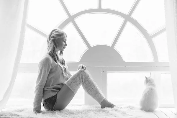 Bela loira sexy sentado na janela junto com o gato — Fotografia de Stock