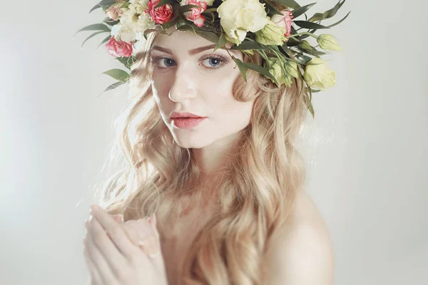 흰색 바탕에 그녀의 머리에 꽃의 화 환 소녀 — 스톡 사진