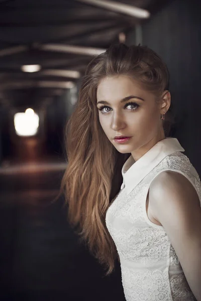 Hermosa chica rubia en un túnel peatonal —  Fotos de Stock