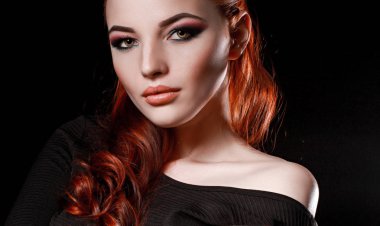 siyah bir arka plan üzerinde siyah elbiseli seksi redhead kız. Güzellik