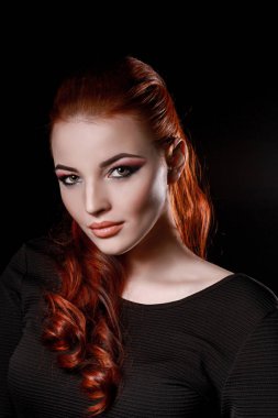 siyah bir arka plan üzerinde siyah elbiseli seksi redhead kız. Güzellik