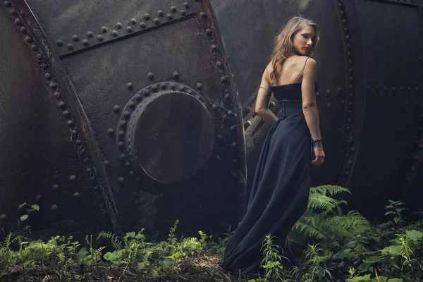 오래 된 버려진된 공장에서 검은 드레스에 금발 소녀. steampunk — 스톡 사진
