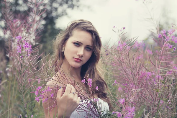 Vonzó szőke lány a természetben, a tavaszi fű — Stock Fotó