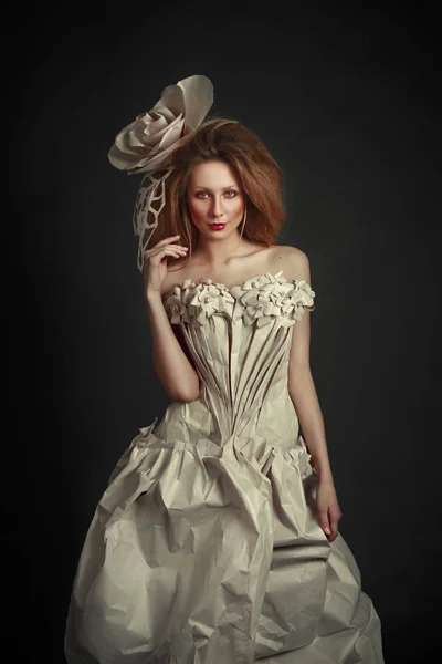 Hermosa chica pelirroja en elegante vestido de papel. Imagen sensual con maquillaje brillante. Modelo de belleza —  Fotos de Stock