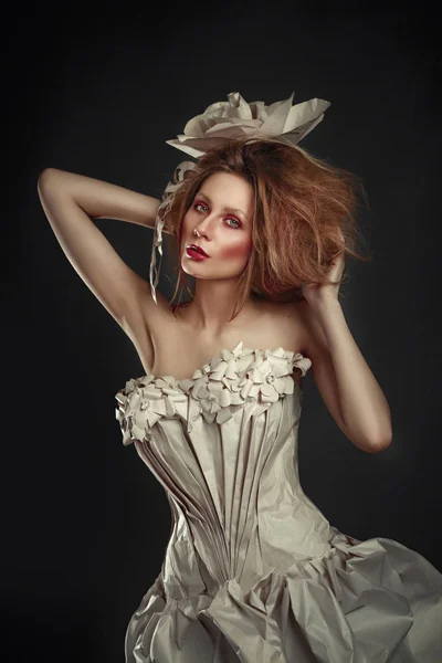 Hermosa chica pelirroja en elegante vestido de papel. Imagen sensual con maquillaje brillante. Modelo de belleza —  Fotos de Stock