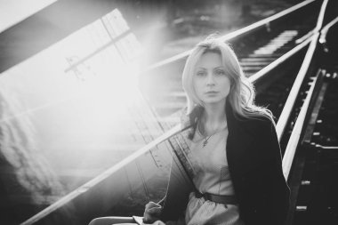 tren istasyonunda bekleyen güzel sarışın kız. Romantik, hassas göz