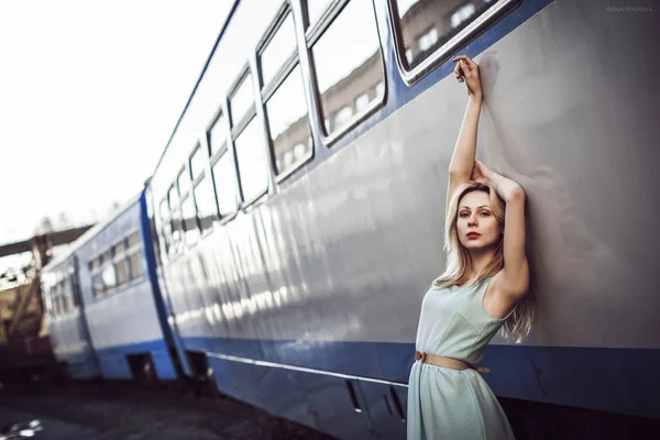 Mooie blonde meisje wacht op de trein op het station. romantische, gevoelige blik — Stockfoto