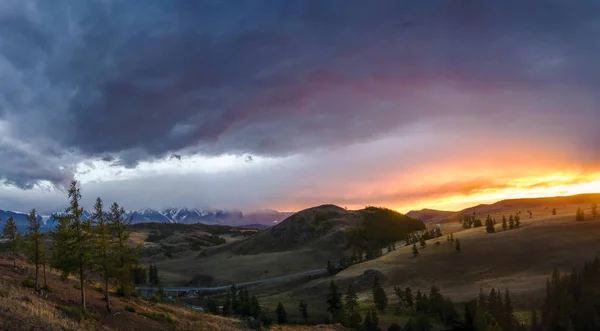 Ałtaj, Ukok plateau. Piękny zachód słońca z górami w tle. Ośnieżone szczyty jesień. Podróż przez Rosję, Altay — Zdjęcie stockowe