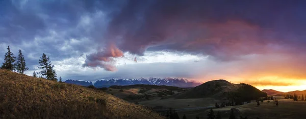 Altai, Ukok platå. Vacker solnedgång med bergen i bakgrunden. Snöiga toppar hösten. Resa genom Ryssland, Altay — Stockfoto