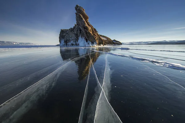 Tó vastag a jég borítja. Jég történet. Kő szikla a cölöpök, a jég alól kilóg. A legtisztább tó a világon, a Bajkál-tó — Stock Fotó